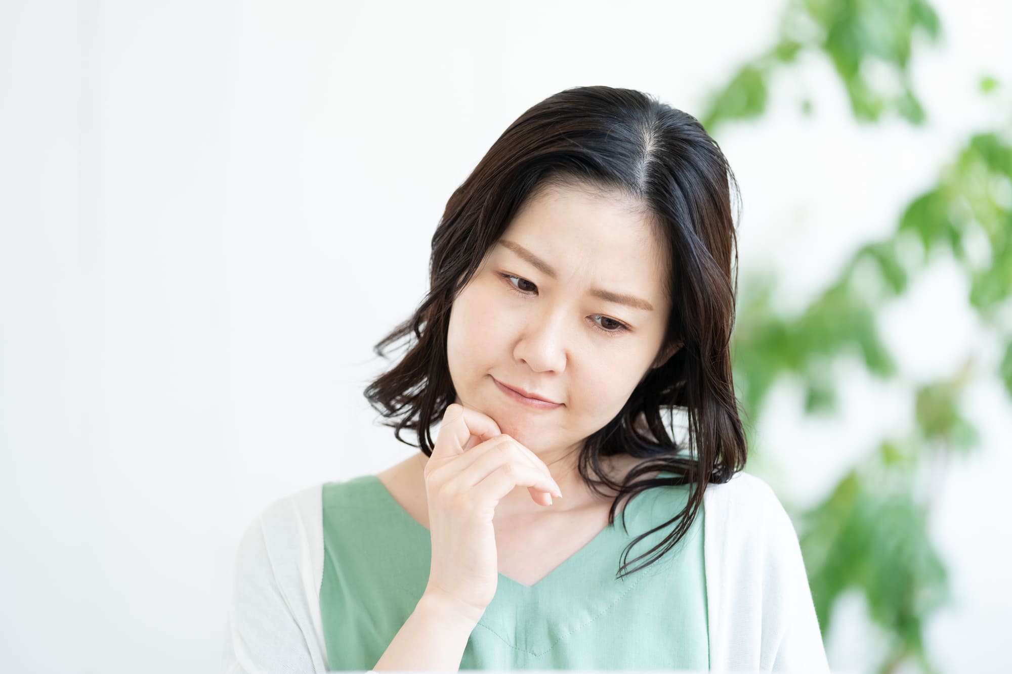 悩んでいる男性